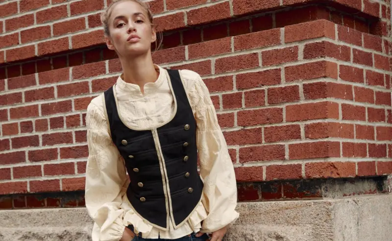 Alamares y vivos en contraste: el detalle que hace especial al nuevo chaleco de Zara