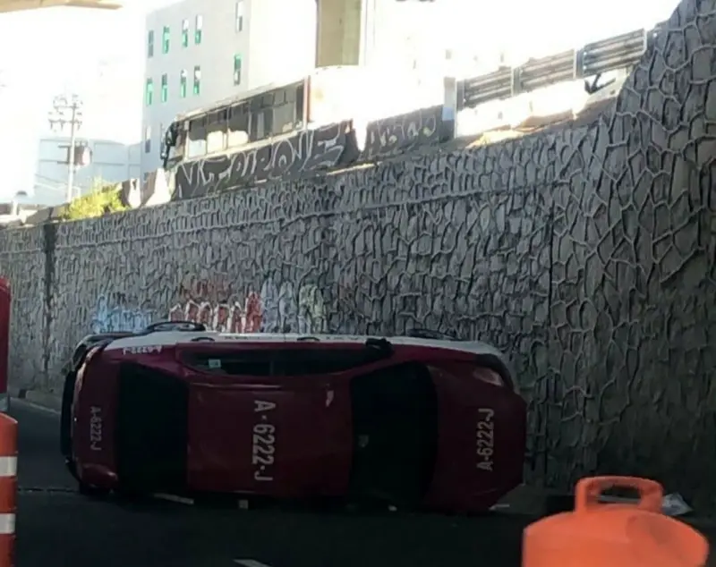 Pierde la vida taxista tras caer desde puente con su auto en Naucalpan