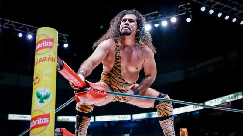 Bárbaro Cavernario dio un susto previo al 93 Aniversario del CMLL