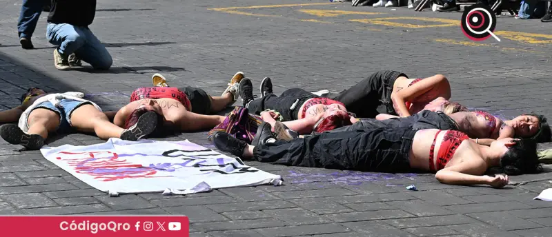 Estudiantes interrumpen desfile militar en Cuernavaca, Morelos