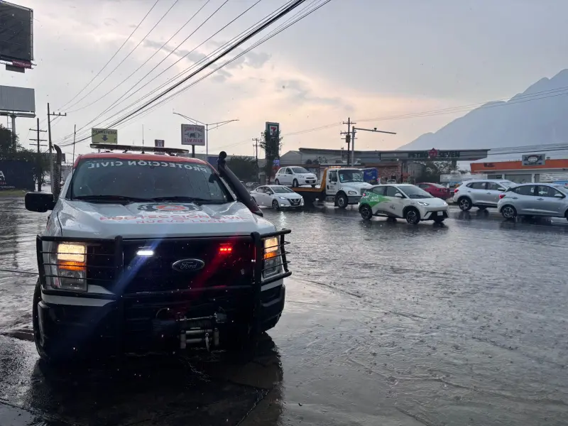 Lluvias dejan reportes de árboles caídos y cortos circuitos en Nuevo León
