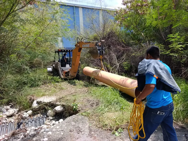 Aclara Simas ingreso a AHMSA: atendía drenaje tapado en colonia Braulio Fernández; Monclova