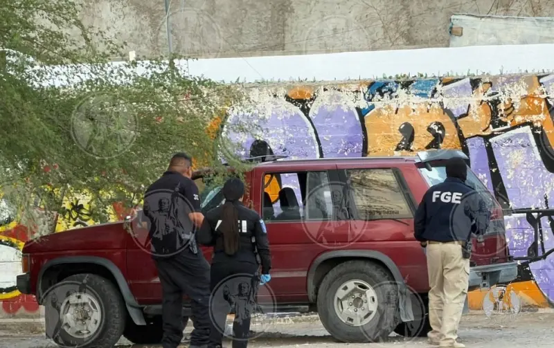 Dejan cadáver en camioneta en el cruce de la Óscar Flores y Minatitlán