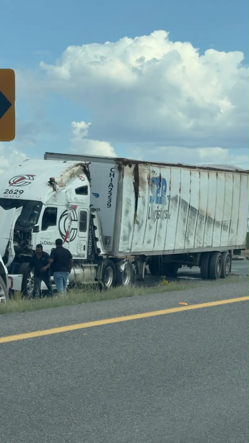 Vuelca camión en la carretera Juárez–Chihuahua