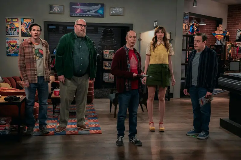 Chuck Lorre, sobre el final de 'Stuart no consigue salvar el universo': "No son drogas, se llama imaginación. Algo que desaparecerá con la llegada de las sitcoms IA"
