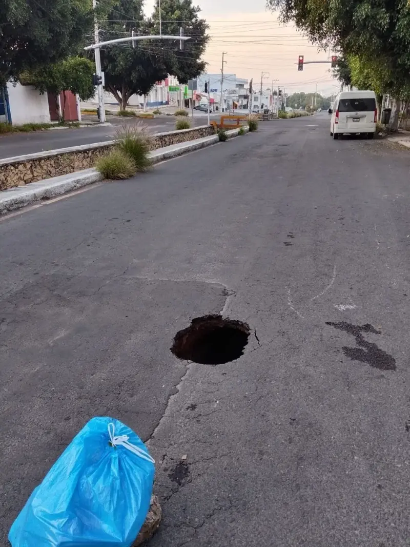 Así quedó la calle: socavón en Villas de Santiago pone en riesgo a automovilistas y peatones