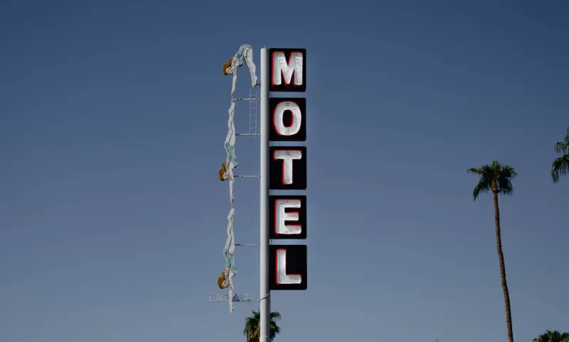 Rescatan a 2 migrantes retenidos en motel de Baja California
