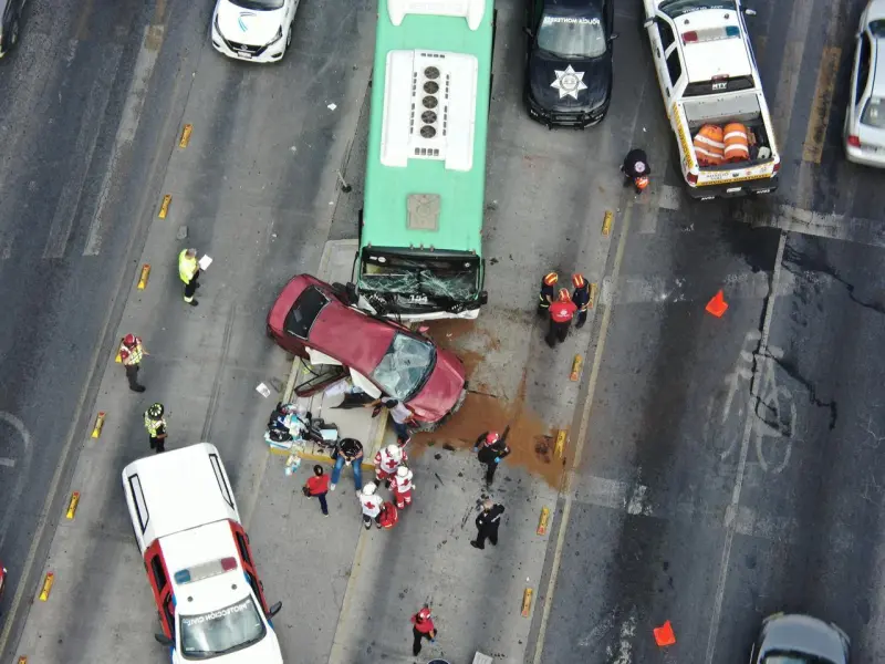 Chocan auto y unidad de Ecovía en Monterrey; reportan 10 lesionados
