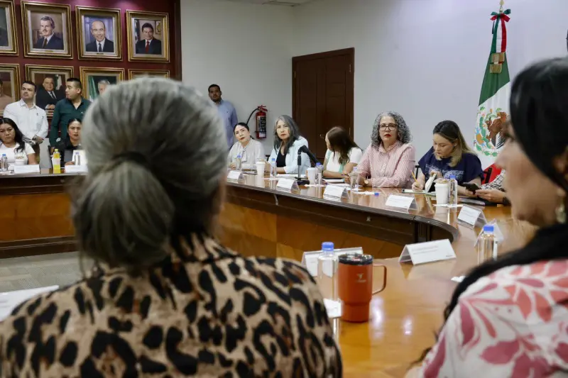 Gobernadora de Sinaloa se reúne con familias buscadoras tras rechazo de colectivos