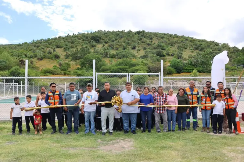 Entrega Media Luna cancha de futbol en pueblo de Eduardo Neri