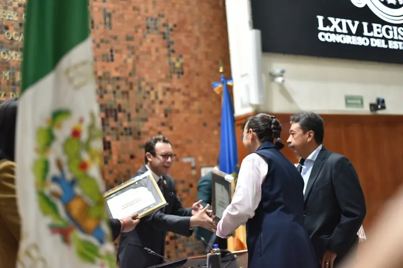 Reconoce el Congreso de Jalisco trayectoria de 127 trabajadores