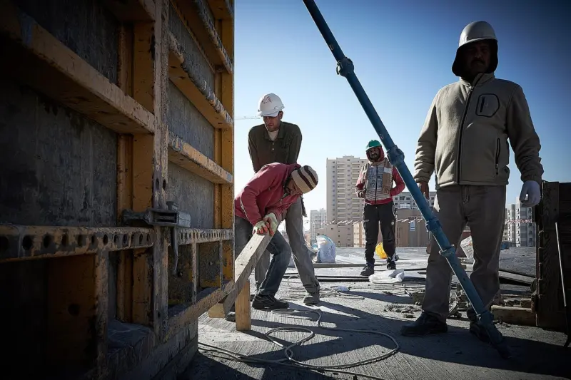 La regularización cambia las cifras del empleo: amortigua la caída y eleva el paro