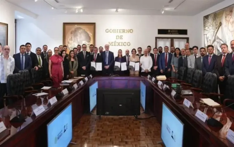 Renueva Sheinbaum con gasolineros tope a precios