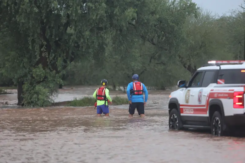 Lluvias dejan rescates e inundaciones en zona rural de Hermosillo; Zamora registra 91 milímetros y Real del Alamito 71