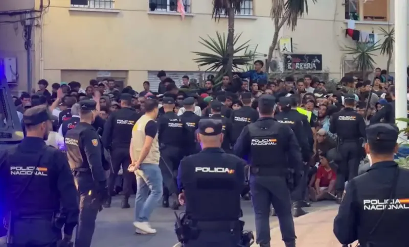 Cargas policiales en Ceuta: los migrantes corren hacia el puerto ante el temor a quedarse sin plaza