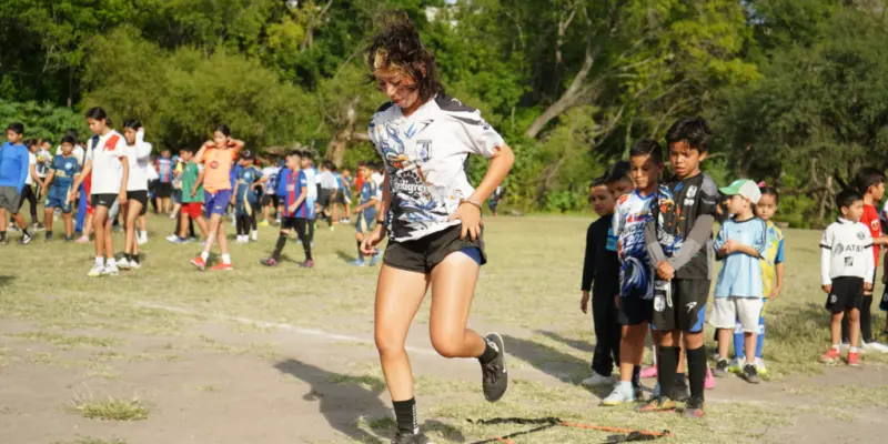 Llega la “Ruta Gallo” de Gallos Blancos a El Pueblito para promover el deporte y la salud familiar