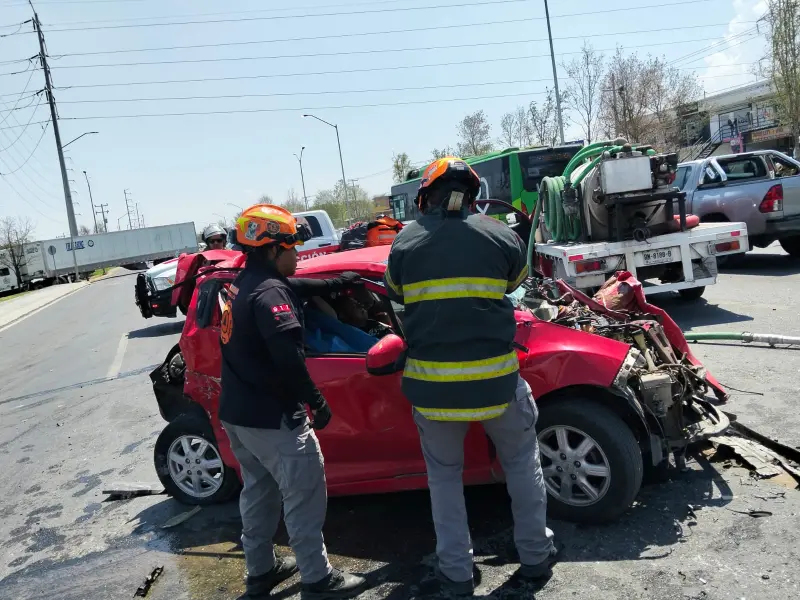 Choque entre 3 vehículos deja 4 lesionados en Apodaca