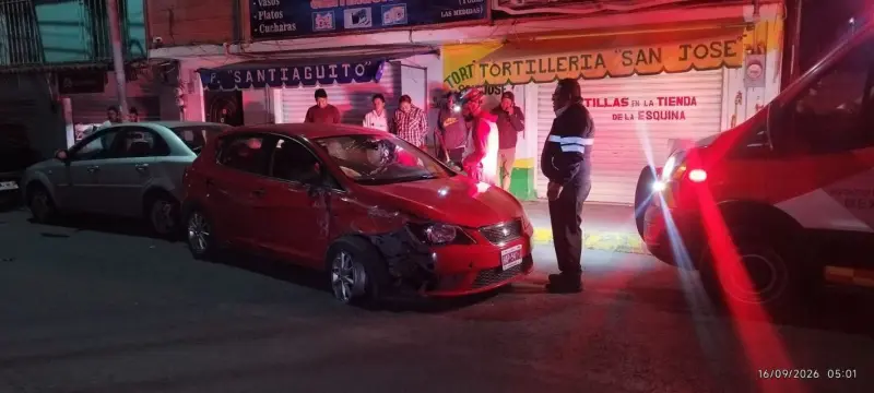 Vuela conductor por las calles y termina chocando 5 autos en Metepec