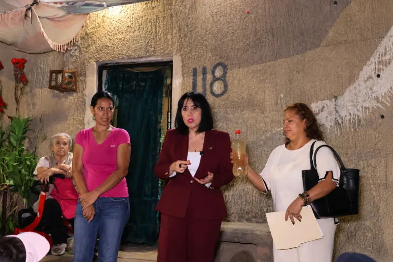 Marta Arizmendi camina y escucha necesidades de vecinos en Tonalá