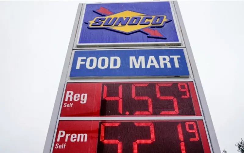 Urge a Abbott quitar 20 centavos al galón de gasolina ante golpe económico