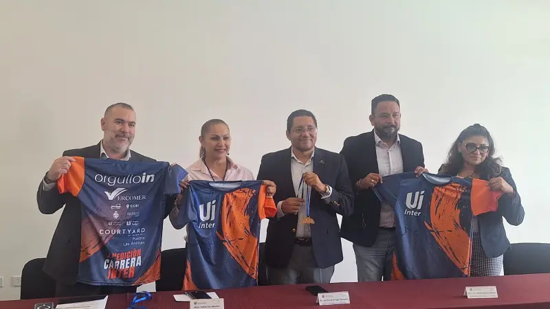 Presentan playera y medallas de la carrera Universidad Interamericana