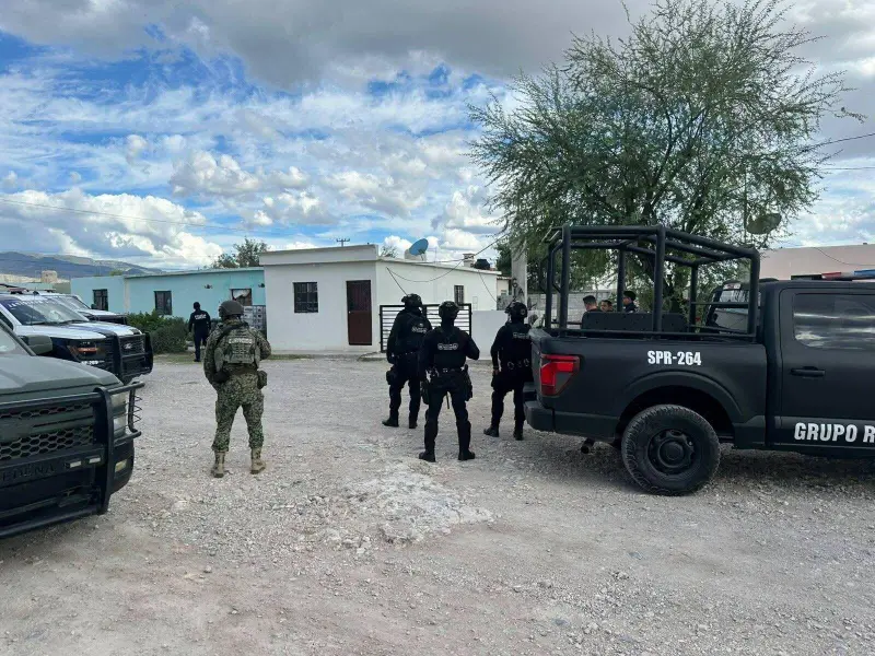 Aseguran a tres personas y dosis de presunta droga tras cateo a vivienda en la colonia Emiliano Zapata, Castaños