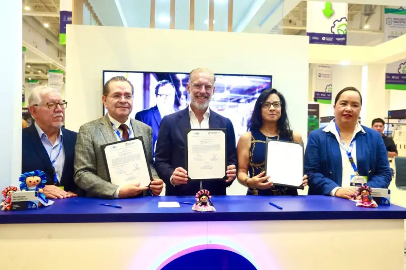 Marco Del Prete atestigua firma de convenio entre la UTEQ y la Global Electronics Association