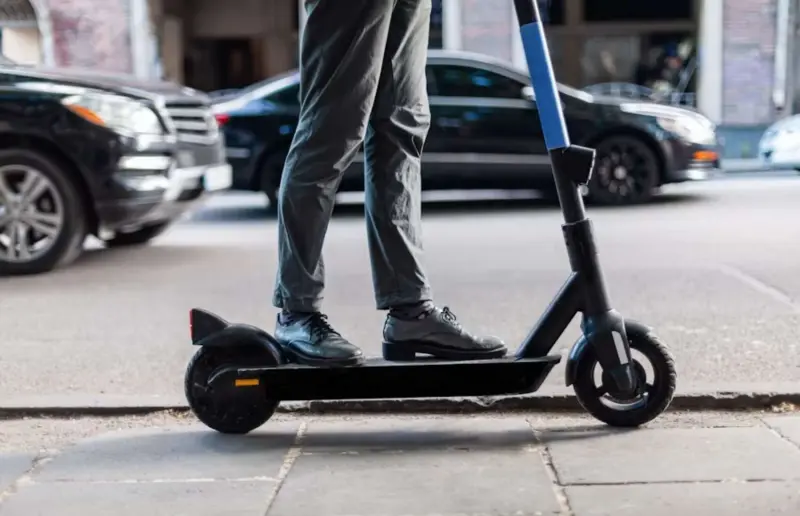 La razón por la que el patinete eléctrico puede ser más peligroso de lo que parece