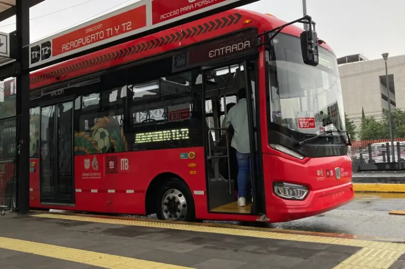En CDMX, la gente está dejando de usar el Metrobús. La gente prefiere el Trolebús y Cablebús, según datos del INEGI