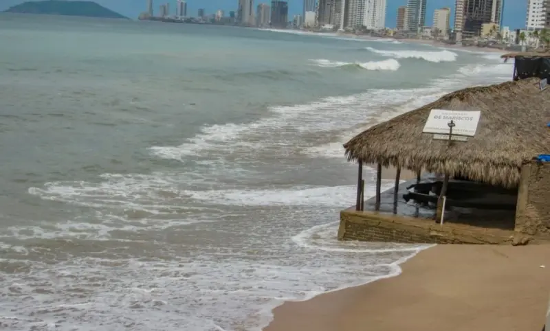 Abren parcialmente playas de Mazatlán ante mejoría en condiciones del mar
