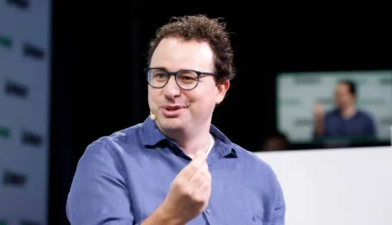 El CEO de Anthropic, Dario Amodei, advierte que la inteligencia artificial sin control podría dominar la red de internet en 6 a 12 meses y pide acuerdos globales para prohibir sus usos más peligrosos