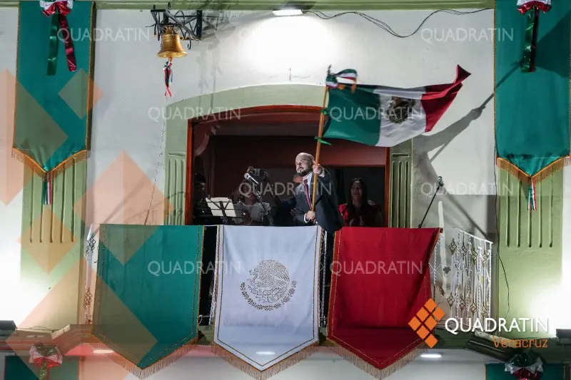 Acompañan cientos al alcalde de Coatzintla en Grito de Independencia