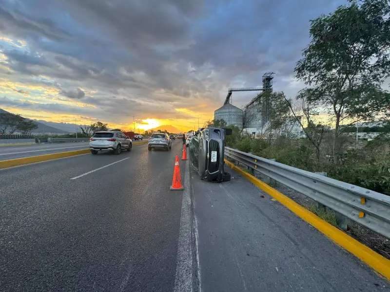 Vuelca vehículo tras choque en Autopista al Aeropuerto, Guadalupe