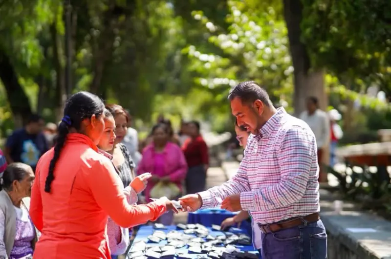 San Luis entrega lentes y bastones