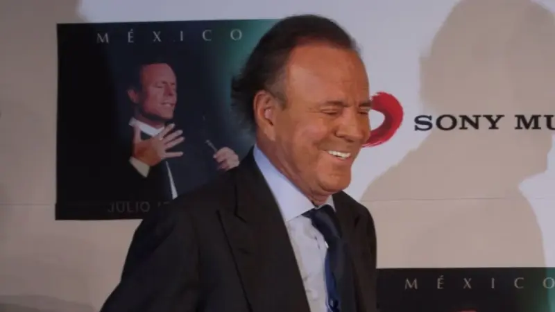 Julio Iglesias recibe revés legal en España: Tribunal Supremo rechaza demanda contra Yolanda Díaz