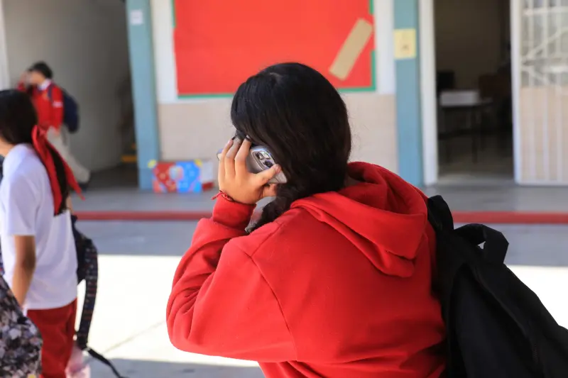 SEP publica tres decálogos para el uso responsable del celular en escuelas y universidades de México: estudiantes deberán aprender a desconectarse, proteger sus datos, verificar información y priorizar la convivencia