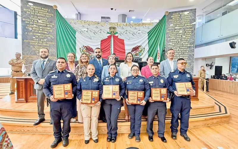 Condecoran a elementos de seguridad pública