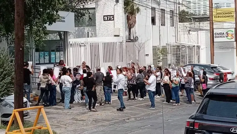 Manifestantes irrumpen en Instituto Electoral de Nuevo León ante posible designación de Jesús Cantú