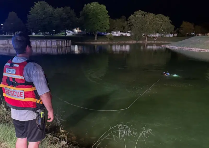 Rescatan a conductor tras caer con su vehículo en lago de Manchester, NJ