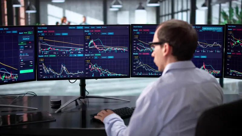 Wall Street tiene ‘martes rojo’ por ataques de EU en Irán; BMV cae 1.4%