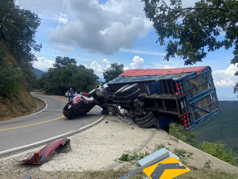 Choca camión y taxi en Ixtlán de Juárez; no hay lesionados