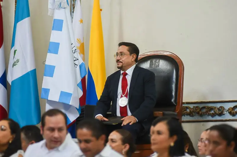 Dan presea Sentimientos de la Nación al artista plástico Bernardo Rosendo
