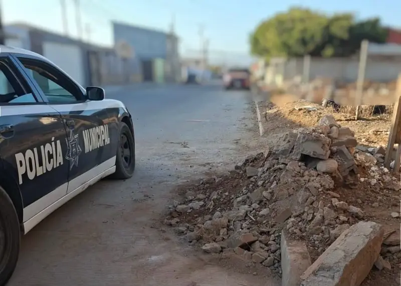 Detienen a hombre por arrojar escombro en plena calle de Ensenada