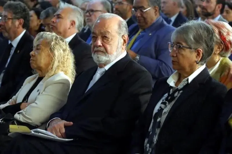 Respalda Slim restricción de SEP a celulares en escuelas
