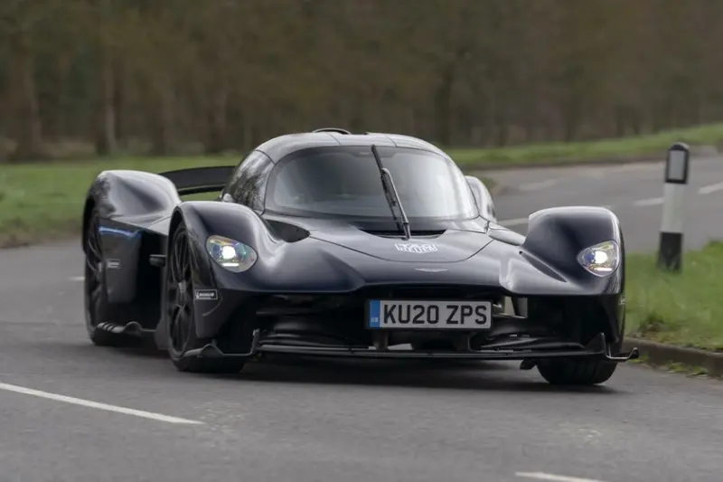 Compró un Aston Martin Valkyrie en millones de dólares y terminó demandando a la marca: el motor es tan ruidoso que no escuchaba las ambulancias