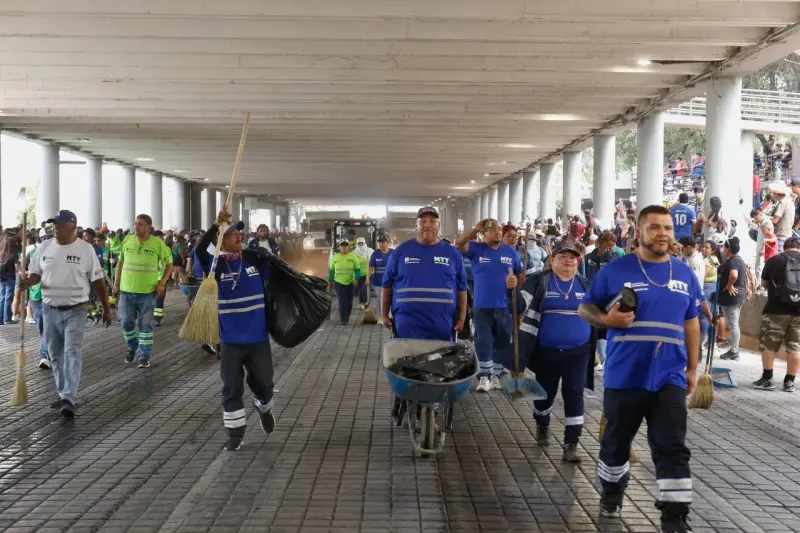Retiran más de 30 toneladas de basura tras desfile en el Centro de Monterrey