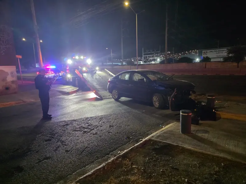 Choca conductor con aliento alcohólico contra bolardos en San Pedro