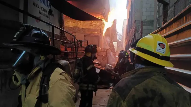 Incendio consume 95 locales en mercado central de Acapulco
