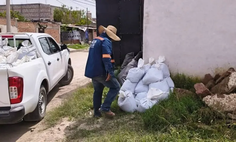 Entregan 560 costales para reforzar prevención por lluvias