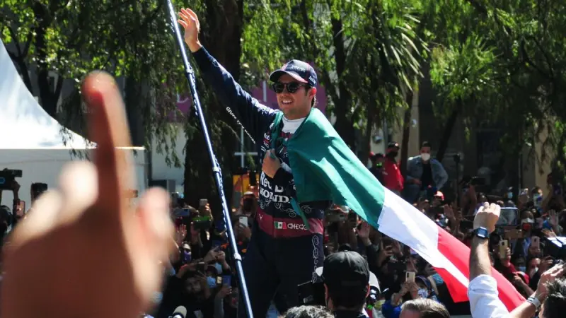 Invita Brugada a exhibición de Checo Pérez en Paseo de la Reforma